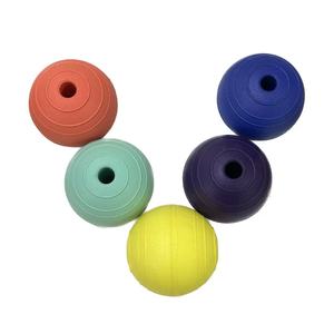 LY 2026 Nouveaux jouets à mâcher modernes pour animaux de compagnie, balle pour chien en mousse EVA écologique avec design à trous, pour le jeu interactif en extérieur et les sacs de transport de vacances - Product Image 1