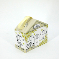 Petite boîte cadeau en papier dur personnalisée boîte d'emballage de bonbons spéciale en forme de maison à double porte avec poignée en ruban