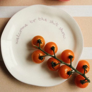 Assiettes en céramique de forme irrégulière en gros avec citations manuscrites - Vaisselle créative pour la maison, les restaurants et les cadeaux - Product Image 4