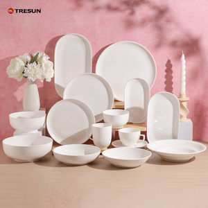 Ensemble de vaisselle en porcelaine blanche nordique en gros, design minimaliste peint à la main, compatible lave-vaisselle, assiettes et bols en céramique durables - Product Image 1