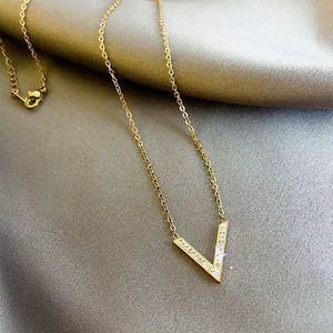 Mode Lettre <span class=keywords><strong>V</strong></span> Femmes <span class=keywords><strong>Collier</strong></span> Lumière De Luxe Style Minimaliste <span class=keywords><strong>Collier</strong></span> Femmes Zircon Étanche Colliers - Product Image 4