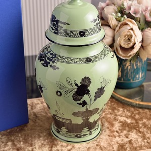 Vase en céramique de style chinois traditionnel avec motif floral intemporel, pot décoratif de style temple pour la maison, le salon ou l'entrée. - Product Image 5