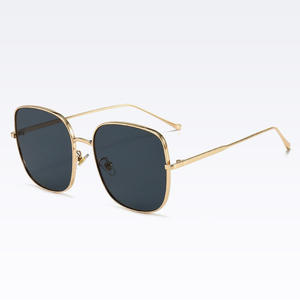 แว่นกันแดดทรงโอเวอร์ไซส์ กรอบสีทอง เลนส์สีเทา ป้องกันรังสียูวี 400 กรอบโลหะ เลนส์พีซี แฟชั่นสำหรับทุกเพศ - Product Image 5