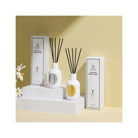 Ensemble de diffuseur de roseau de parfum de maison de luxe de 180ml avec parfums personnalisables et logo étiquette en métal de bâtonnets de rotin de bouteille en verre mat blanc