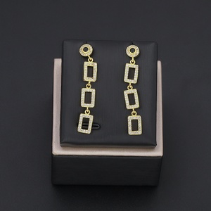 Boucles d'oreilles créoles en laiton plaqué or 24 carats avec zircon, design goutte tendance, géométriques classiques, vente en gros usine Jxx pour femmes - Product Image 2
