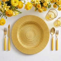 Assiettes de présentation jaunes en verre de 13 pouces avec sous-assiettes dorées à motif cannelé radial en relief pour la vaisselle de mariage et la location événementielle