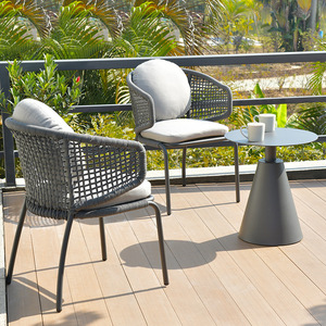Balcon <span class=keywords><strong>Table</strong></span> et chaise décontractées Cour extérieure Jardin Chaise en rotin Restaurant Hôtel <span class=keywords><strong>Petite</strong></span> <span class=keywords><strong>Table</strong></span> et chaise Trois pièces <span class=keywords><strong>Terrasse</strong></span> - Product Image 1