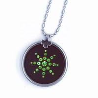 Pendentif énergie scalaire quantique en pierre de lave naturelle personnalisée Collier de diamants verts avec boîtier noir et plaqué en acier inoxydable