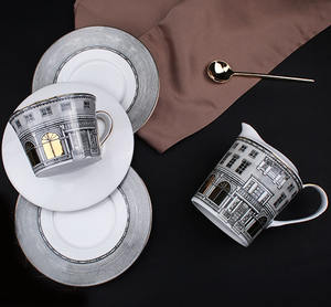 Set da <span class=keywords><strong>Caffè</strong></span> in Porcellana Bone China con Motivo Artistico di Castello e Città, Tazze e Teiera in Ceramica Dorata - Product Image 5