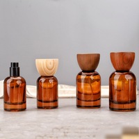 Vente en gros de flacons vaporisateurs de parfum en verre ambré vides et rechargeables de 50 ml avec bouchon à vis en bois