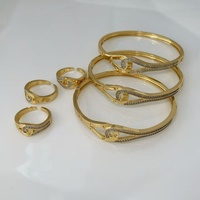 Bracelet jonc ovale articulé en laiton plaqué or 18 carats, style 'Mob Wife', pour événements sur le tapis rouge, finition inaltérable, style clou industriel