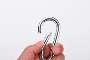 من المصنع مباشرة بيع بالجملة معدات خطاف Carabiner بأزرار تسلق من الفولاذ المقاوم للصدأ خطافات سريعة