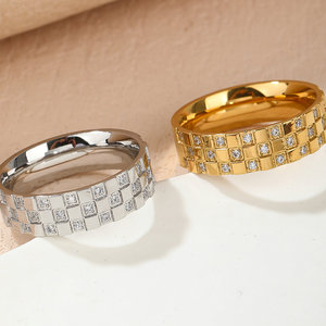 Anello in Acciaio Inossidabile con Tre File di Diamanti, Placcato in Oro 18K, Gioiello Trendy Unisex per Matrimoni e Fidanzamenti - Product Image 1