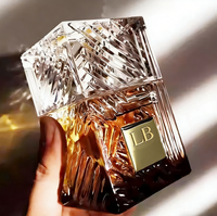 Nouveau flacon de parfum carré de haute qualité 100 ml, personnalisable avec boîte, avec bouchon argenté brillant.