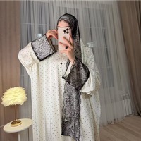 2026 Neues Frühlings-Großhandels-Maxikleid mit Polka-Dot-Print, französischem Chic, Spitzen-Patchwork, lockerer Abaya, bescheidenes Kleid mit Schal, Weiß