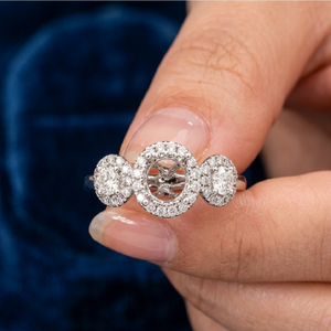 Anillo de compromiso de oro blanco de 18 quilates de primera calidad con triple halo y tres piedras, engaste central redondo, para novias, venta al por mayor OEM - Product Image 2