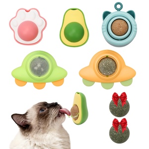 Jouets durables pour animaux de compagnie : Balle rotative murale à l'herbe à chat, herbe à chat naturelle pour chats, jouet à l'herbe à chat en forme de souris pour le jeu et le nettoyage des dents. - Product Image 1
