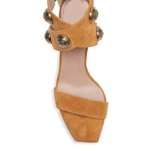 Sandalias de tacón de aguja de gamuza marrón para mujer, con decoración metálica, tacón alto, cremallera trasera y tira única, estilo zapatos de vestir - Product Image 4