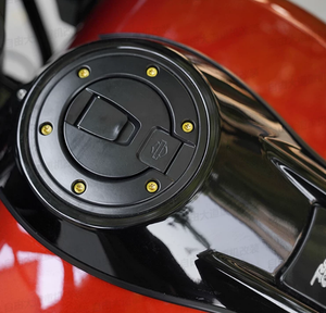 Bouchon de réservoir de carburant Chiefdom SS en alliage de titane avec vis noircies pour HD Street Glide 121 CVO Pan America - Product Image 2