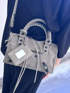 मोटरसाइकिल बैग रिवेट हैंडबैग रेट्रो फैशन क्रॉसबॉडी बैग रेट्रो फैशन क्रॉसबॉडी बैग 2025 नई वास्तविक चमड़े की महिलाओं के बैग के साथ - Product Image 3