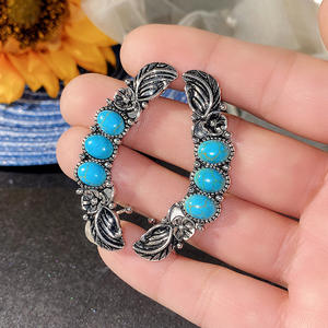 Bracelet manchette vintage E1725 en turquoise, motif floral en argent tibétain, bijoux unisexe, sertissage clos en argent antique plaqué - Product Image 6