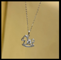 Collier élégant en forme de cheval avec micro-pavé de diamants, idéal pour un usage quotidien