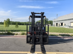 Montacargas Eléctrico CPD50, Capacidad de 5000 kg, Mástil de Tres Etapas, Neumáticos Neumáticos, Uso en Exteriores, Operación Sentado, Batería de Plomo-Ácido, Nuevo - Product Image 4