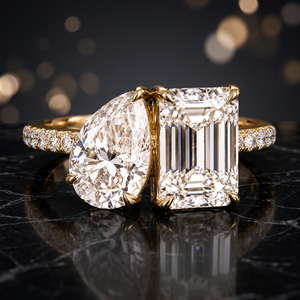 Bague de fiançailles à trois pierres en diamant de laboratoire, plaqué or 14 carats, coupes émeraude/poire/ronde, bande pavée multi-formes, bijoux fins de luxe - Product Image 3
