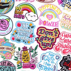 Patchs thermocollants brodés lettres arc-en-ciel dessin animé, badges DIY pour vêtements, emblèmes personnalisés, fabrication en gros - Product Image 1