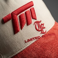 Gorra de béisbol ajustable de doble tono con corona de sarga tejida, visera curva de gamuza y bordado 3D en relieve frontal con texto lateral personalizado.