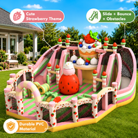 Aire de jeux gonflable commerciale sur le thème du gâteau aux fraises avec toboggan et parcours d'obstacles pour enfants, idéale pour les fêtes en plein air et la location.
