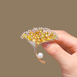 Broche de Folha de Ginkgo de Luxo para Mulheres, Corsage de Cristal, Design de Luxo Leve, Ideal para Trajes Formais - Product Image 1