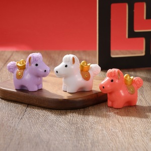 Porte-clés pendentif poney rouge vif mignon en résine plastique floquée, ornement de voiture pour la décoration du Nouvel An et la prospérité - Product Image 4