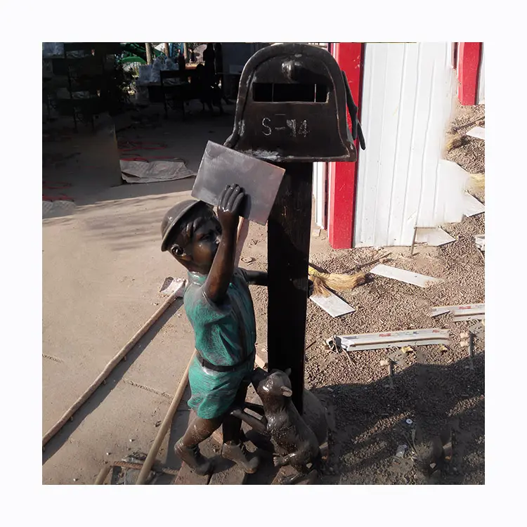 आधुनिक घर सजावट बच्चों के जीवन आकार धातु पीतल की मूर्ति छोटा लड़का और मेलबॉक्स