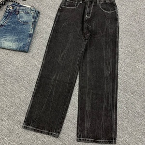 Jeans classiques noirs à jambe droite pour homme avec surpiqûres contrastées blanches, pantalon en denim délavé vintage en option pour un usage décontracté - Product Image 1