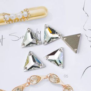 Autentici Strass in Cristallo Modello 3270 Triangolari da Cucire, 10 Sfaccettature, Non Termoadesivi, Prodotti in Austria per Abbigliamento da Spettacolo - Product Image 1