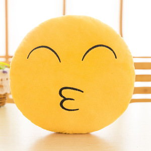 Coussin en peluche doux jaune certifié officiel en forme d'émoticon visage faisant un baiser, jouets promotionnels - Product Image 6