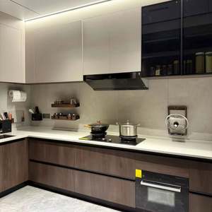 Ensemble d'armoires de cuisine sur mesure en blanc brillant, fonction de rangement des armoires noires, meubles de cuisine chinois en bois - Product Image 1