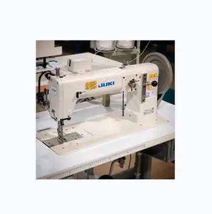 Máquina de pespunte de cama plana semilarga fabricada en Japón para productos como tiendas de campaña, cinturones de seguridad, asas de bolsas y más