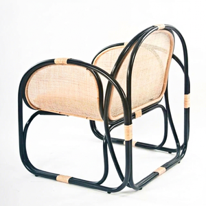 Silla de Ratán Negra con Asiento, Respaldo y Brazos Tejidos en Ratán, Hecha a Mano por Artesanos Expertos, Incluye un Cojín Personalizado en Color Crema - Product Image 1