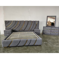 Usine de Dongguan à vendre : Nouveauté – Ensemble de mobilier de luxe pour chambre à coucher avec lit rembourré, table de chevet et coiffeuse avec miroir