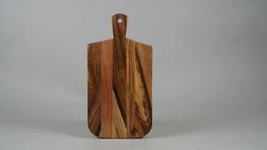 Planche à découper en bois naturel avec surface lisse et forme épaisse, parfaite pour couper les légumes, les fruits et la viande - Product Image 4