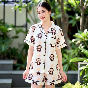 Camiseta de pijama con estampado de mono para mujer, de manga corta y con botones, en un suave ambiente de luz de estudio para ropa de dormir. - Product Image 1