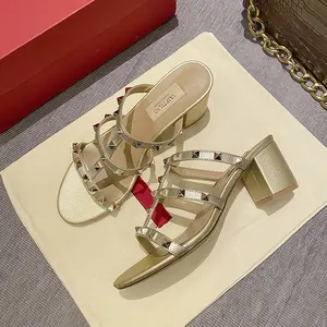 Sandali da donna gladiatore estate 2025 di lusso di marca firmata con <span class=keywords><strong>tacco</strong></span> pantofola in pelle <span class=keywords><strong>argento</strong></span> rivetti tacchi alti scarpe da donna - Product Image 1