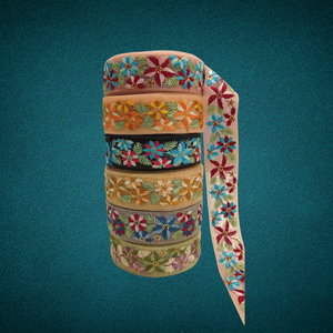 Dentelle brodée florale colorée luxueuse avec des motifs complexes pour les créations de mariée, de mode et de décoration intérieure - Product Image 2