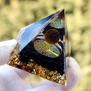 Pirámide de Cristal de 5 cm con Grabado Interno de Ojo de Tigre Negro, Adorno de Resina para Decoración del Hogar - Product Image 2