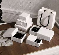 Boîte d'emballage pour bijoux en carton blanc tricotée à la main avec doublure en éponge/EVA, luxe léger, haut de gamme, boîte en deux parties