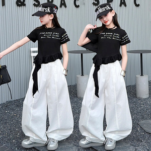 Completi di Abbigliamento per Ragazze Estate 2026: Maglietta Nera a Maniche Corte con Stampa Lettering + Pantaloni Bianchi Larghi, Set 2 Pezzi - Product Image 1