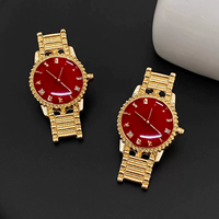 Boucles d'oreilles clous en forme de cadran de montre au style audacieux et unique. Grande montre dorée au design élégant, disponible en plusieurs couleurs. Boucles d'oreilles en forme d'horloge NE0126