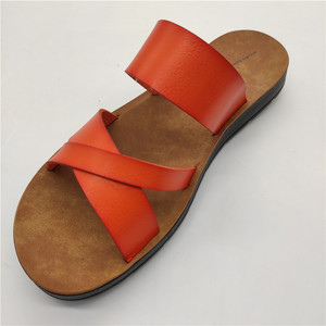 Sandalias de cuero antideslizantes cómodas de suela blanda con <span class=keywords><strong>tiras</strong></span> cruzadas a la moda para uso en Playa y exteriores, Chanclas de un solo dedo - Product Image 2
